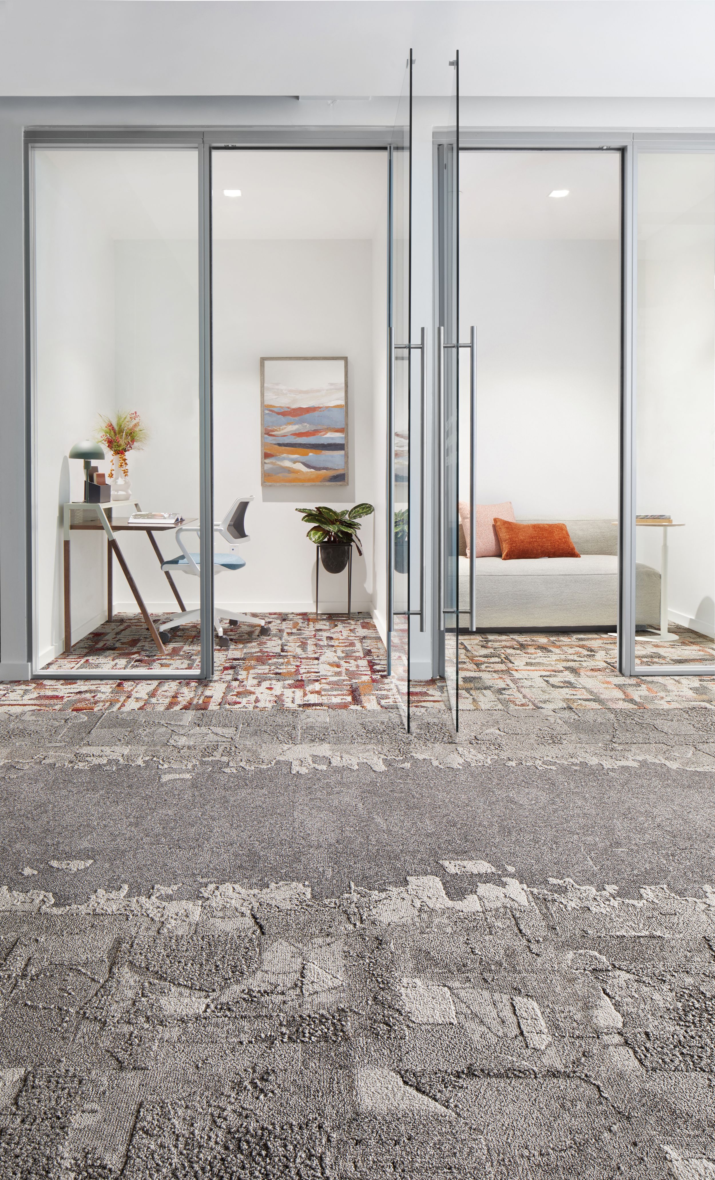 Interface Mountain Rock, Bridge Creek, Flat Rock, and Panola Mountain carpet tile in entryway to two small divided rooms with a couch and a desk numéro d’image 8
